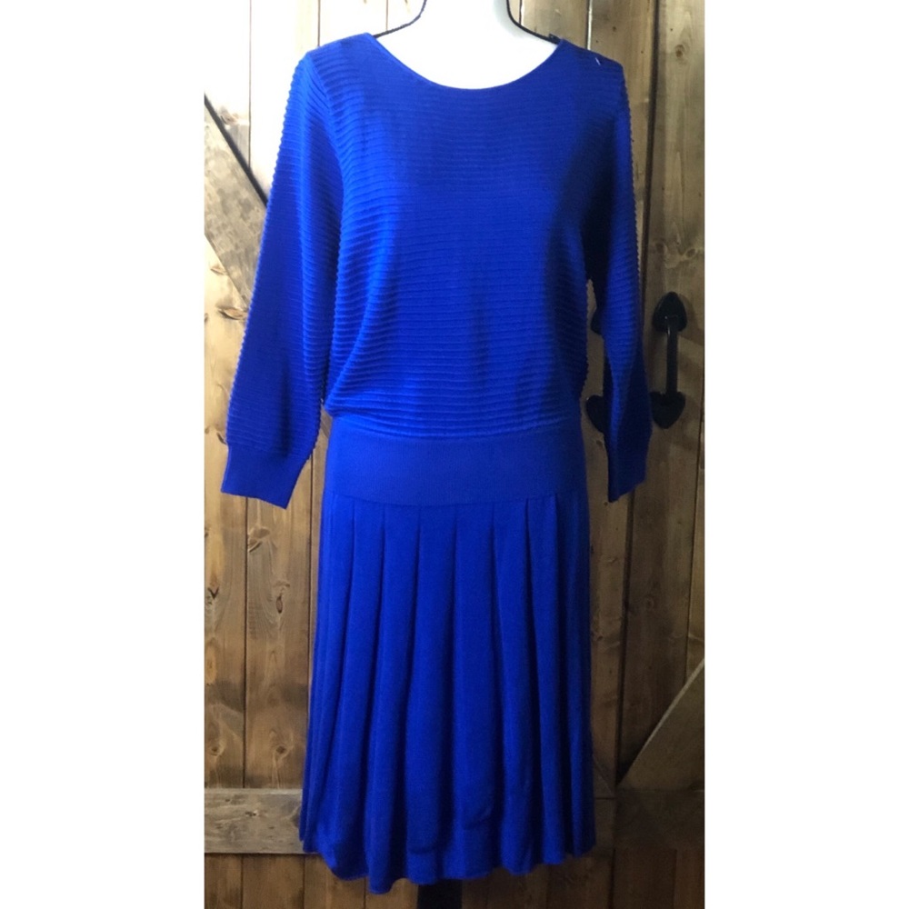 Eliza J Pleated 3/4 Dress. Size Large